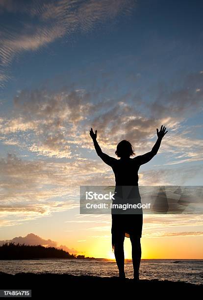 Foto de Mulher Levantando As Mãos Para O Céu Em Um Culto e mais fotos de stock de Corpo inteiro - Corpo inteiro, Céu - Vida Após a Morte, De Braço Levantado