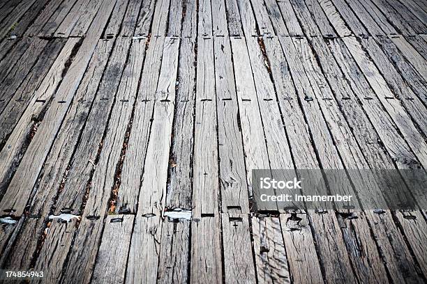 Photo libre de droit de Vieux Bois Pantoufles Road Avec Boulons Espace De Copie Et Vignette banque d'images et plus d'images libres de droit de Boulon