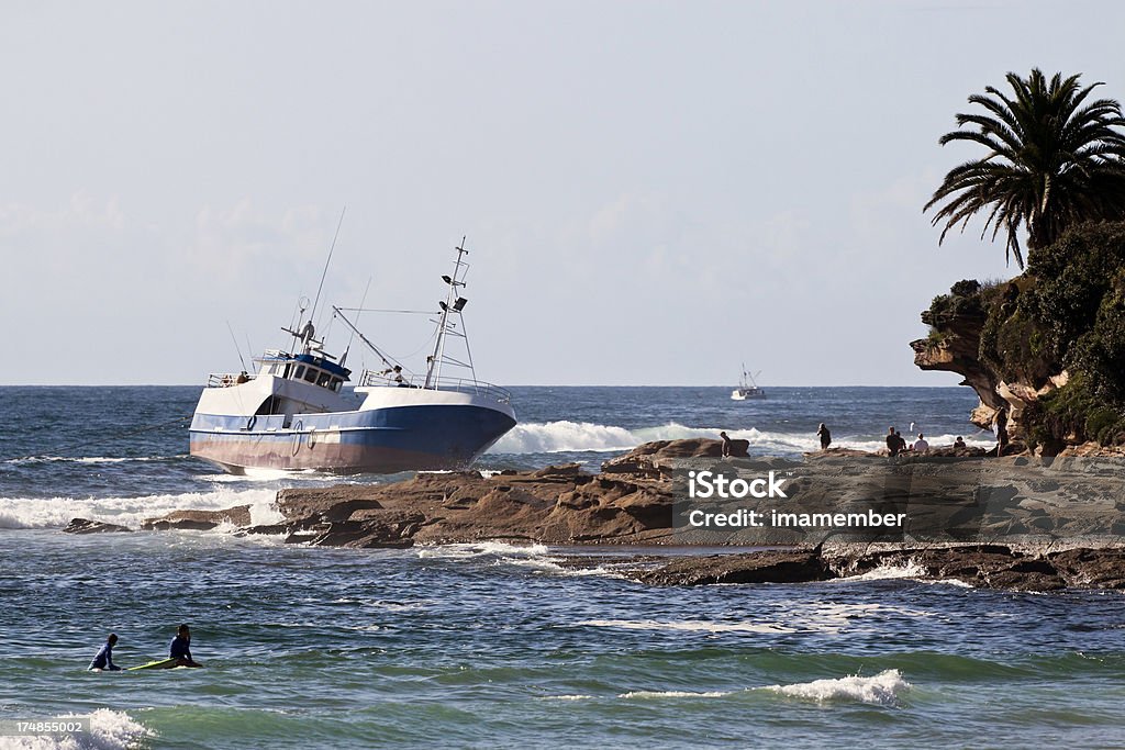 撚り線の釣り船で、海岸沿いのロック、コピースペース - Horizonのロイヤリティフリーストックフォト