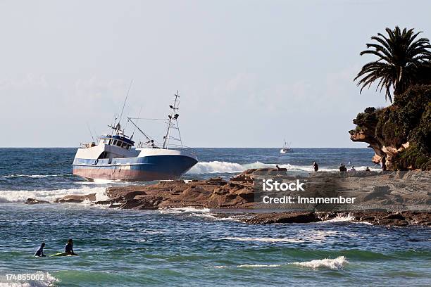 撚り線の釣り船で海岸沿いのロックコピースペース - Horizonのストックフォトや画像を多数ご用意 - Horizon, オーストラリア, セーリング マスト