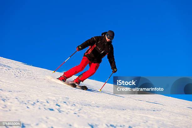Śnieg Narciarzem Rzeźba - zdjęcia stockowe i więcej obrazów Alpy - Alpy, Czynność, Dorosły