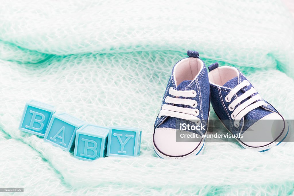 赤ちゃんブロック、靴をブランケット - おもちゃのロイヤリティフリーストックフォト