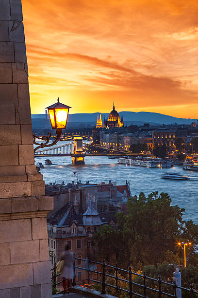 río danubio en budapest por la noche - margit bridge fotos fotografías e imágenes de stock