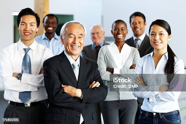 Retrato De Equipo De Negocios Conjuntamente Foto de stock y más banco de imágenes de Japonés - Oriental - Japonés - Oriental, Trabajo en equipo, Vista de frente