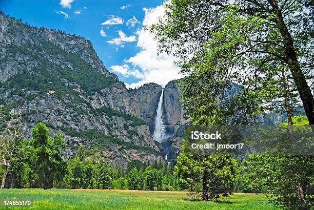 Wodospad Yosemite Z Różnych Meadow - zdjęcia stockowe i więcej obrazów Bez ludzi - Bez ludzi, Central California, Chmura