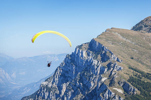 paraglider - paragliding sport austria parachuting fotografías e imágenes de stock