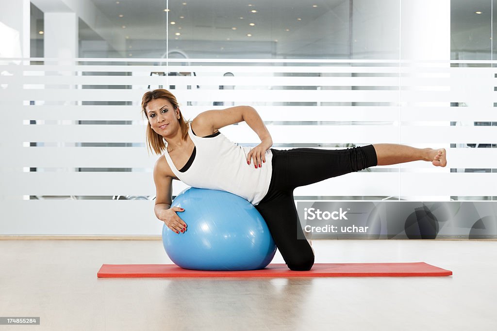 Exercício com bola de exercício - Royalty-free 20-24 Anos Foto de stock