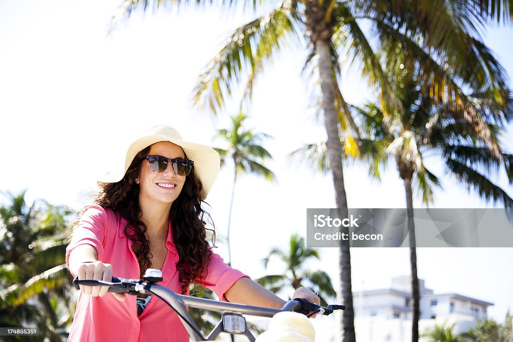 Felice donna in bicicletta - Foto stock royalty-free di Ciclismo