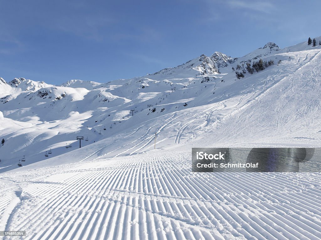 Invierno con pista de esquí en Alpes Vorarlberg Austria - Foto de stock de Aire libre libre de derechos