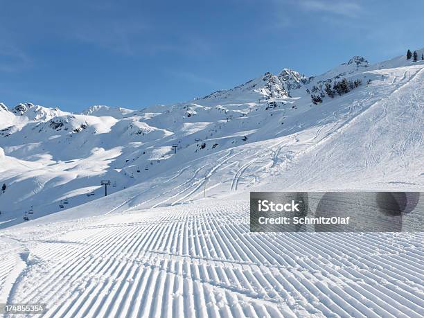Invierno Con Pista De Esquí En Alpes Vorarlberg Austria Foto de stock y más banco de imágenes de Aire libre