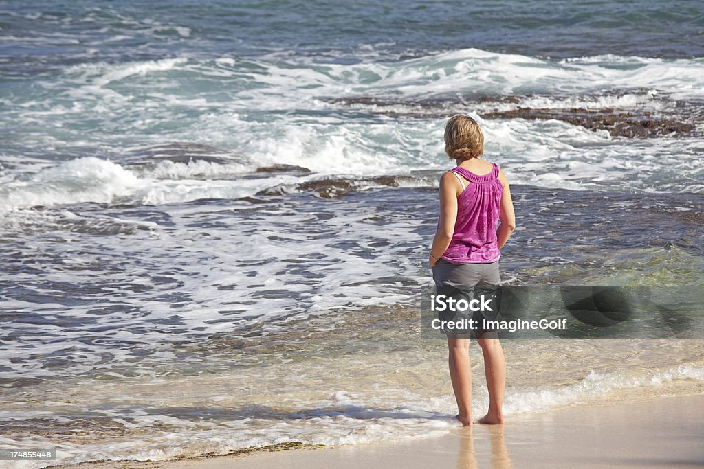 Donna sulla spiaggia - Foto stock royalty-free di Abbigliamento casual