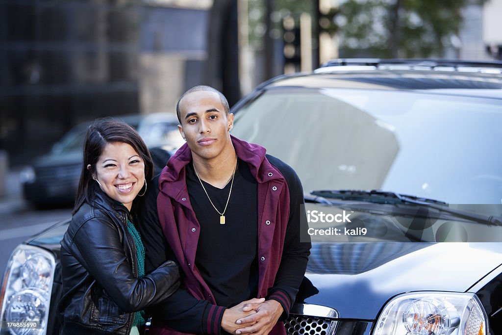 Jovem casal na cidade - Foto de stock de Carro royalty-free