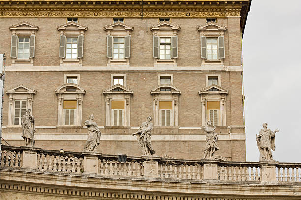 fenêtres du pape - papal conclave photos et images de collection
