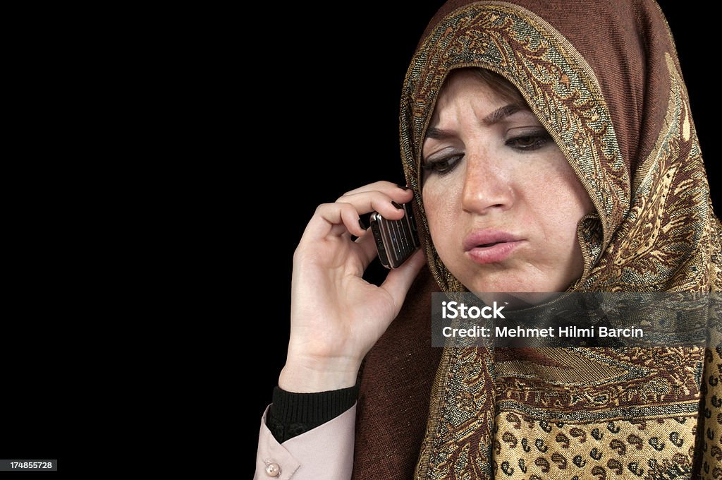 Musulmana mujer hablando por teléfono móvil - Foto de stock de Abaya - Vestimenta libre de derechos
