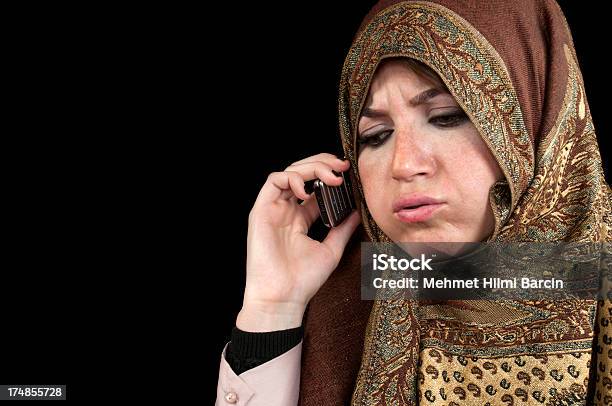 Musulmana Mujer Hablando Por Teléfono Móvil Foto de stock y más banco de imágenes de Abaya - Vestimenta - Abaya - Vestimenta, Adolescente, Adulto