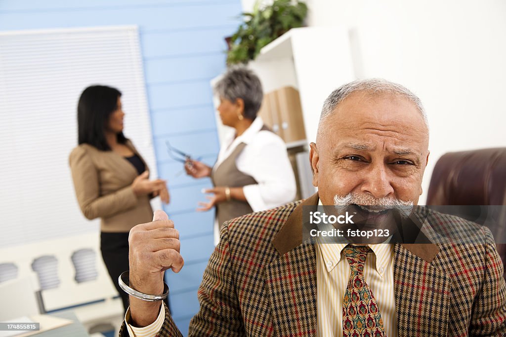 Senior Indian descida escritório pessoal irritada pelo colega de trabalho feminino Mexerico - Royalty-free 60-64 anos Foto de stock