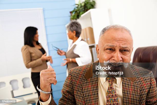 Senior Indian Descida Escritório Pessoal Irritada Pelo Colega De Trabalho Feminino Mexerico - Fotografias de stock e mais imagens de 60-64 anos