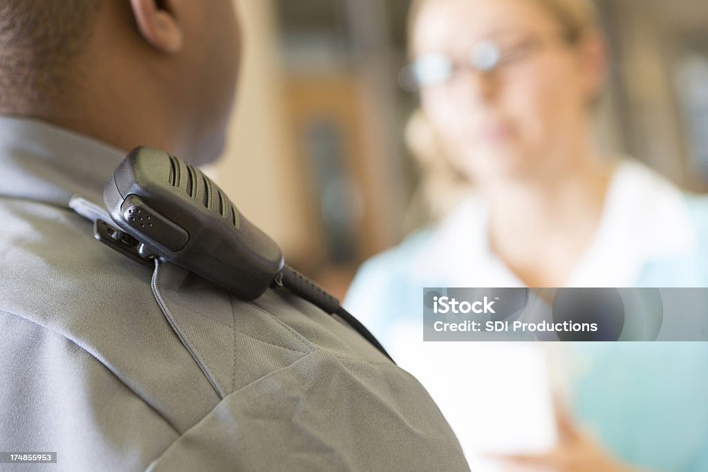 Gros plan d'un agent de sécurité de radio en parler à femme - Photo de Police libre de droits