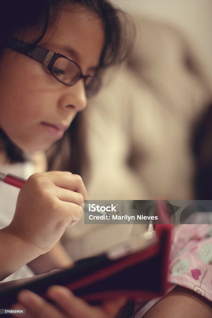 Enfant à l'aide d'une tablette numérique - Photo de 6-7 ans libre de droits