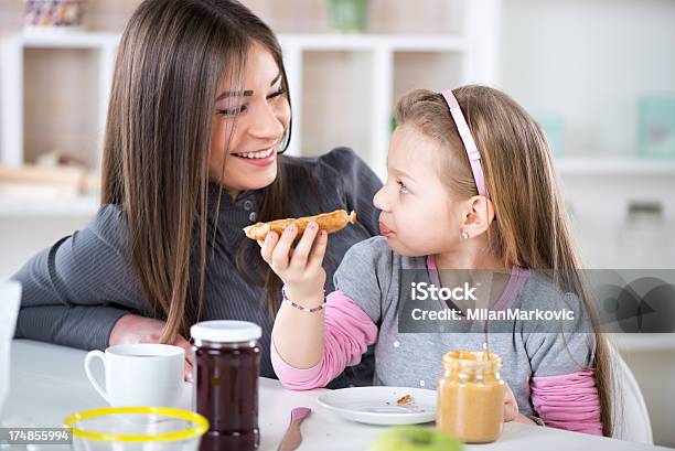 Śniadanie - zdjęcia stockowe i więcej obrazów Dziecko - Dziecko, Jeść, Kanapka z masłem orzechowym i galaretką