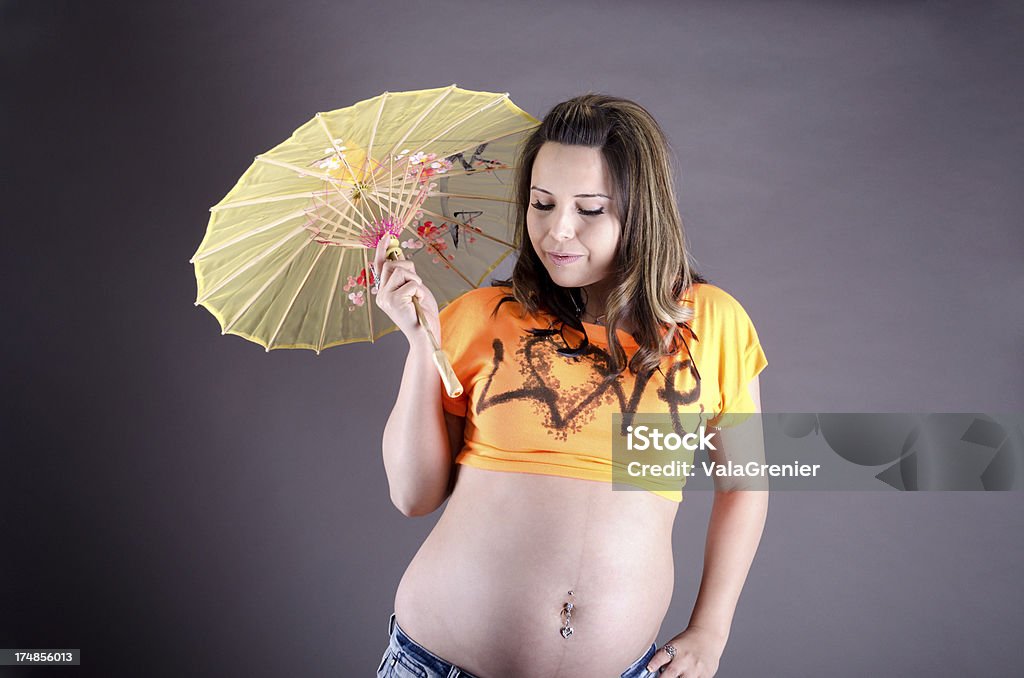 Jovem mulher grávida em cinzento com Guarda-Sol. - Royalty-free 20-29 Anos Foto de stock