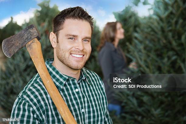 Foto de Homem Com Machados Selecionar Árvore De Natal Para Cortar e mais fotos de stock de Natal