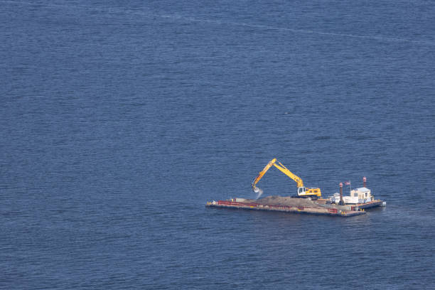 mississippi river baggerkahn - industrial ship earth mover barge yellow stock-fotos und bilder