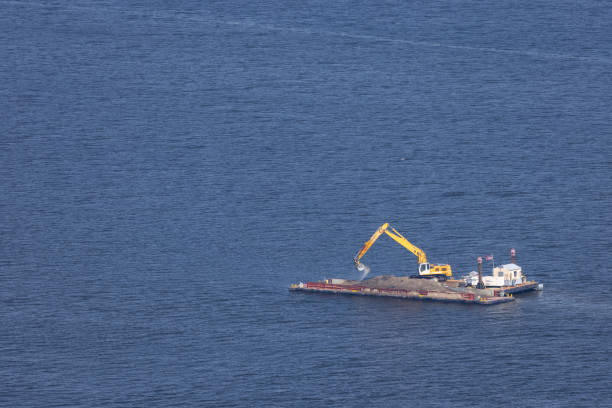 barka pogłębiająca rzekę mississippi - industrial ship earth mover barge yellow zdjęcia i obrazy z banku zdjęć