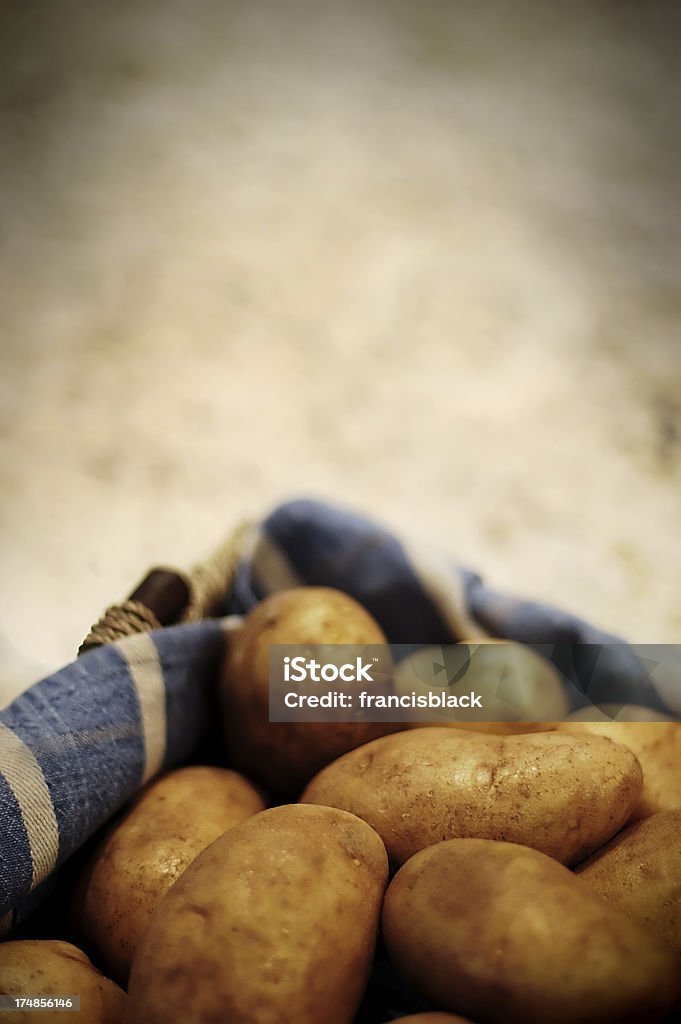 Koszyk z ziemniaków - Zbiór zdjęć royalty-free (Artykuły spożywcze)