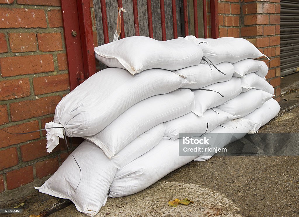 sandbags contro Serranda - Foto stock royalty-free di Inondazione