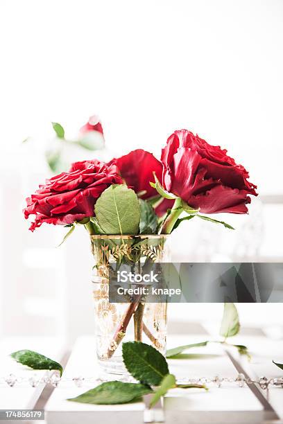 Photo libre de droit de Roses Rouges banque d'images et plus d'images libres de droit de Amour - Amour, Blanc, Bouquet formel