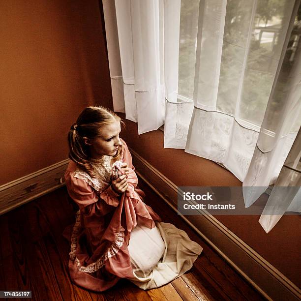 Reclusão - Fotografias de stock e mais imagens de 20-24 Anos - 20-24 Anos, Adulto, Beleza