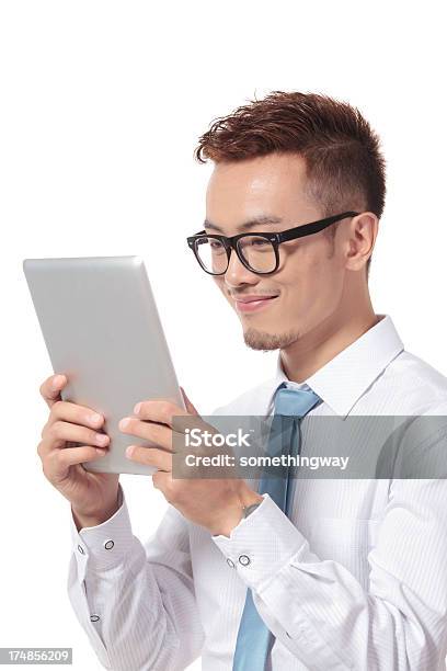 Jovem Empresário Segurando Um Computador Tablet - Fotografias de stock e mais imagens de Adulto - Adulto, Agenda Eletrónica, Apresentação Digital