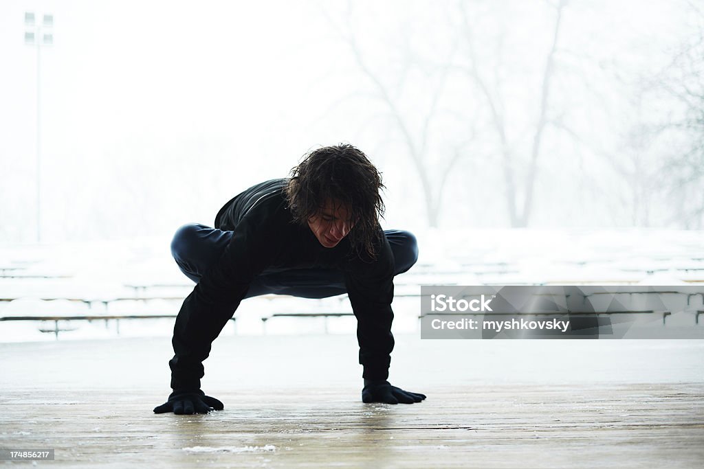 Joga ćwiczenia w zimie. - Zbiór zdjęć royalty-free (Aerobik)