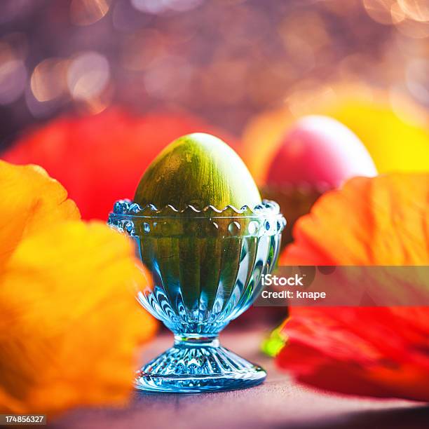 Uovo Di Pasqua - Fotografie stock e altre immagini di Ambientazione interna - Ambientazione interna, Arancione, Arti e mestieri