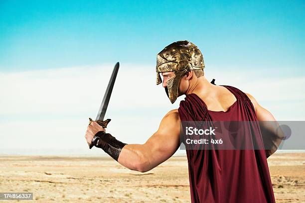 Photo libre de droit de Guerrier Spartan Avec Épée De Bataille banque d'images et plus d'images libres de droit de Armure intégrale - Armure intégrale, Vue latérale, Casque