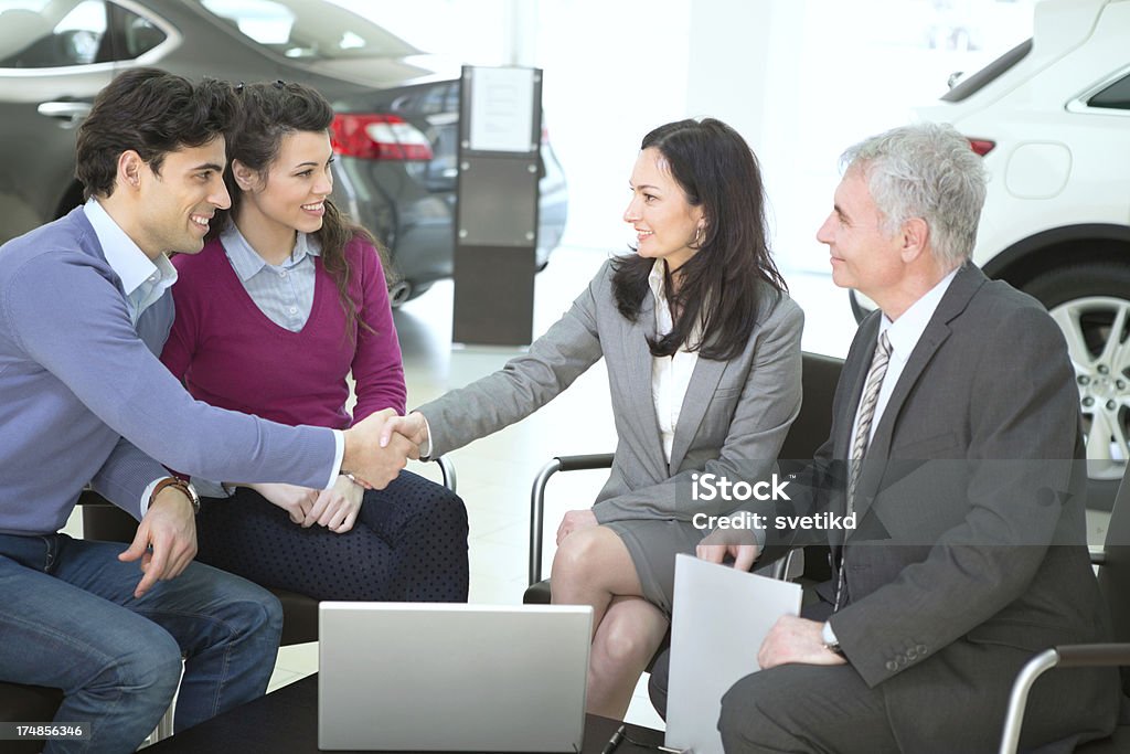 Casal compra de carro. - Foto de stock de 20 Anos royalty-free