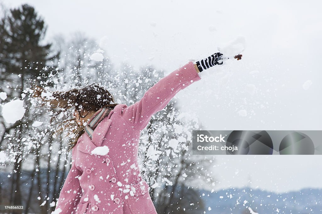 Linda jovem foi atingida com bola de neve - Foto de stock de Adulto royalty-free