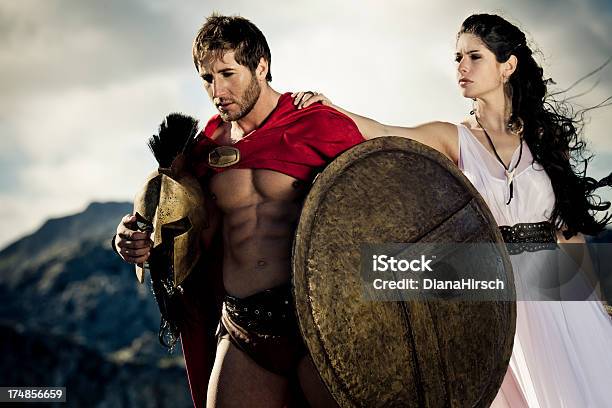 Прощание Между Spartan Воин И Его Двуспальной Кроватью — стоковые фотографии и другие картинки Древнегреческий