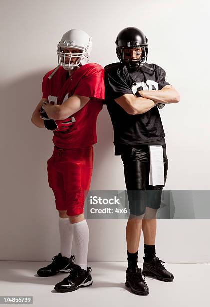 Retrato De Dos Jugadores De Fútbol Americano Foto de stock y más banco de imágenes de 20 a 29 años - 20 a 29 años, Accesorio de cabeza, Actitud