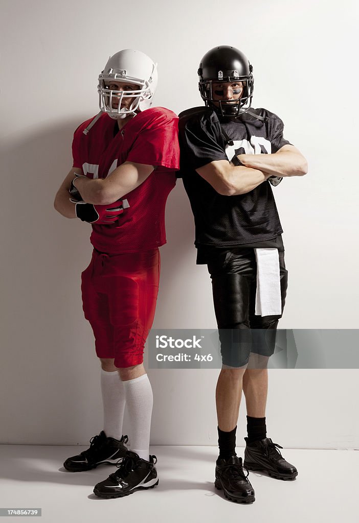Ritratto di due giocatori di football americano - Foto stock royalty-free di Abbigliamento sportivo
