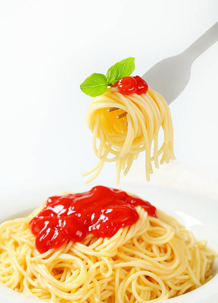 comer esparguete com molho e manjericão - spaghetti cooked heap studio shot imagens e fotografias de stock