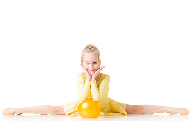 小さな女の子分割体操を白で分離 - gymnastics smiling little girls only isolated on white ストックフォトと画像