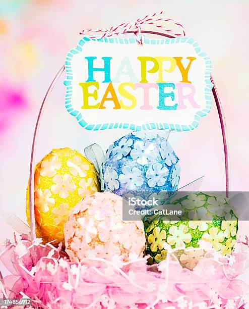 Easter Eggs In Basket Stockfoto und mehr Bilder von Bunt - Farbton - Bunt - Farbton, Dekoration, Ei