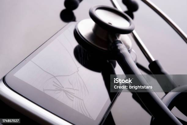 Stetoskop Na Popękanej Smartfon - zdjęcia stockowe i więcej obrazów Badanie lekarskie - Badanie lekarskie, Fotografika, Horyzontalny