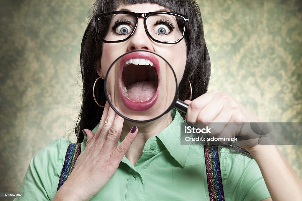Gridando divertente Nerd donna con lente di ingrandimento sulla bocca - Foto stock royalty-free di 35-39 anni