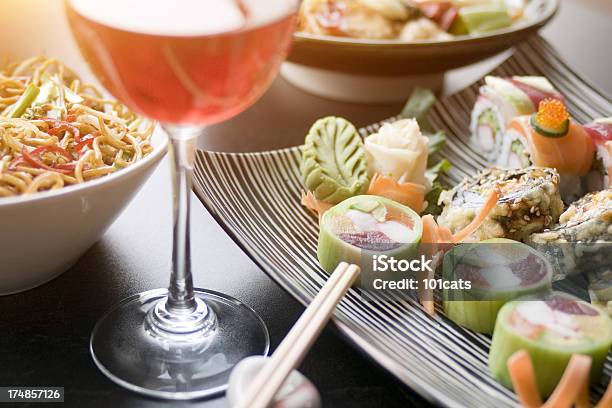 Wino I Sushi - zdjęcia stockowe i więcej obrazów Alkohol - napój - Alkohol - napój, Bez ludzi, Chrzan japoński