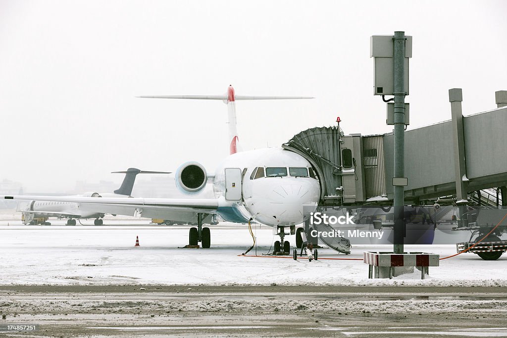 Inverno no aeroporto: Avião na Neve - Royalty-free Aeroporto Foto de stock