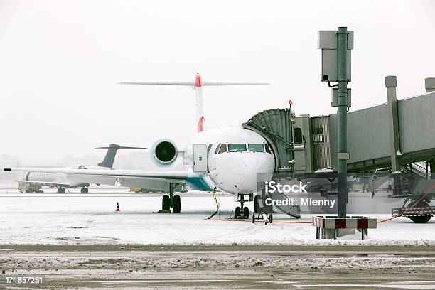 Inverno No Aeroporto Avião Na Neve - Fotografias de stock e mais imagens de Aeroporto - Aeroporto, Ao Ar Livre, Avião