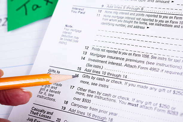 고소득범위 세금: 항목별 공제 페이지 세금 양식. 선물함 자선 - tax form tax finance deductions 뉴스 사진 이미지